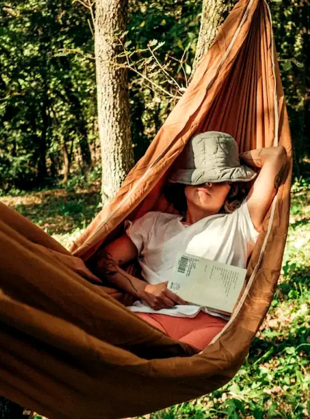 Femme qui dort dans un hamac - Woman sleeping in hammock