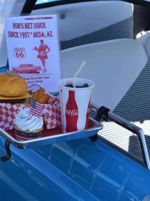 Burger et frites servis dans un service à l'auto