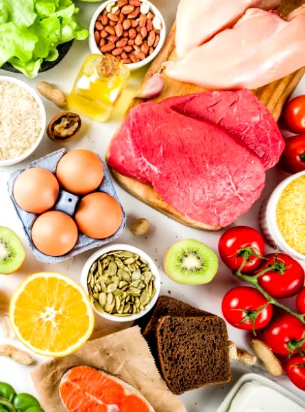un assortiment d'aliments sains disposés sur une surface en marbre