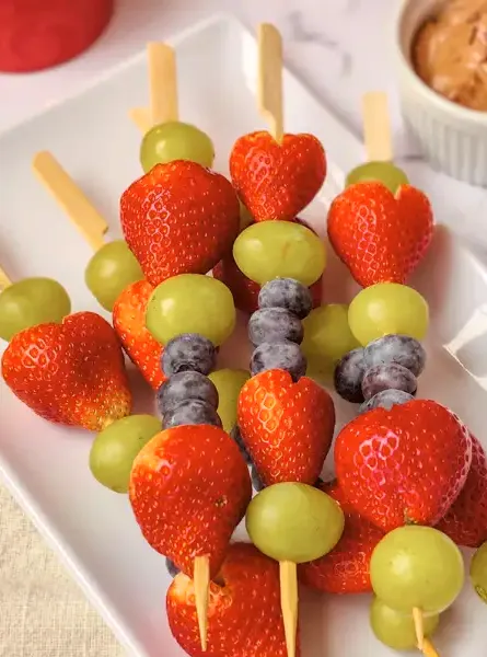 brochettes de fruits et trempette chocolat protéiné