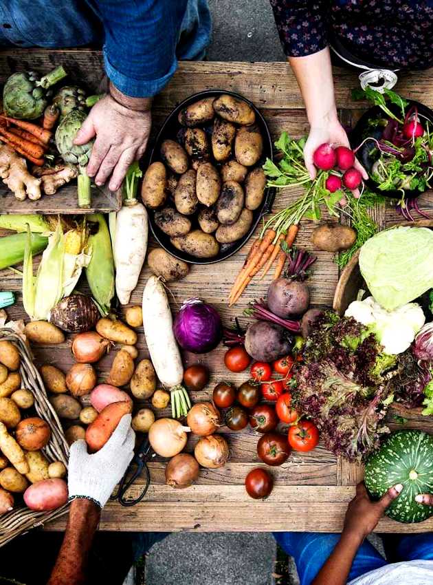 Fruits et légumes sur une table