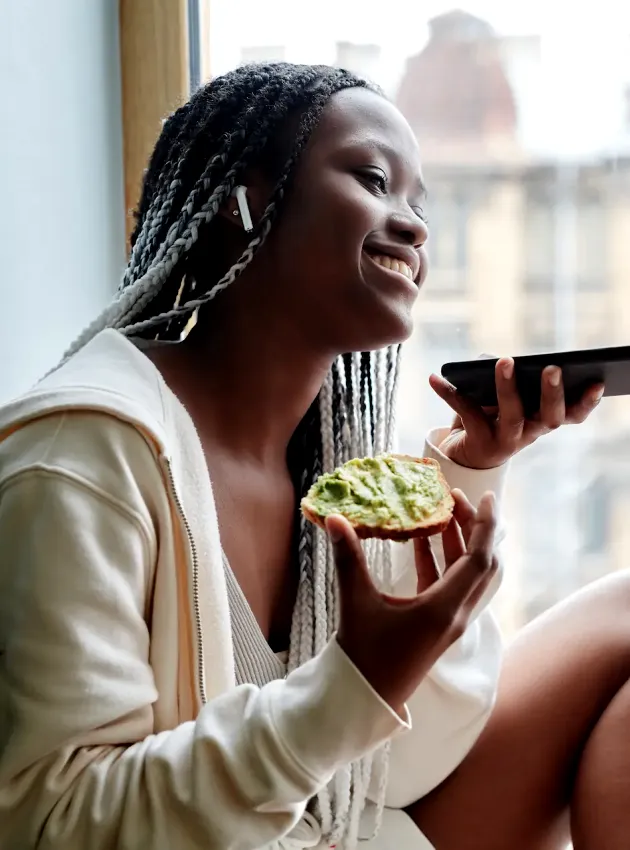 Femme mangeant une toast à l'avocat - Woman eating avocado toast