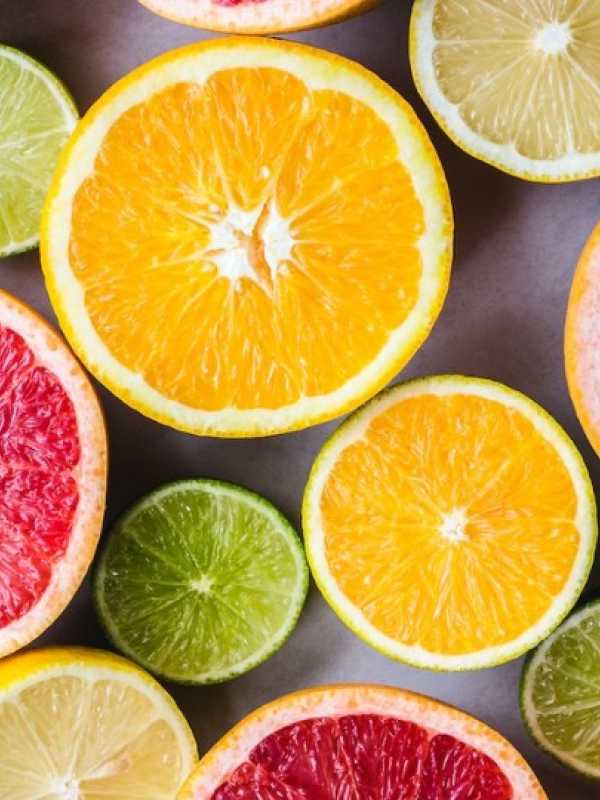 Plusieurs pamplemousses, oranges et limes coupés en deux