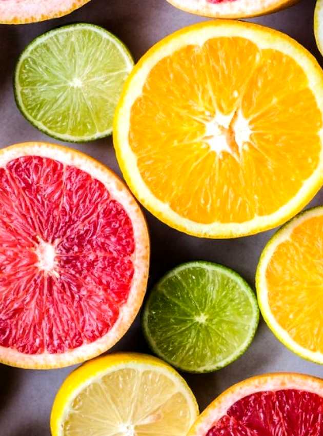 Plusieurs pamplemousses, oranges et limes coupés en deux