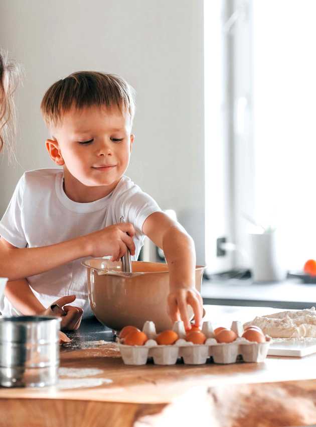 Enfants cuisinant biscuits - Children baking cookies