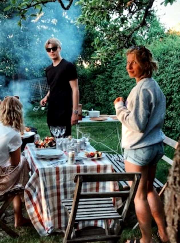 Gens à un barbecue