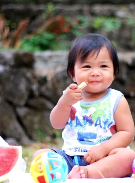 enfant qui mange lors d'un picnic