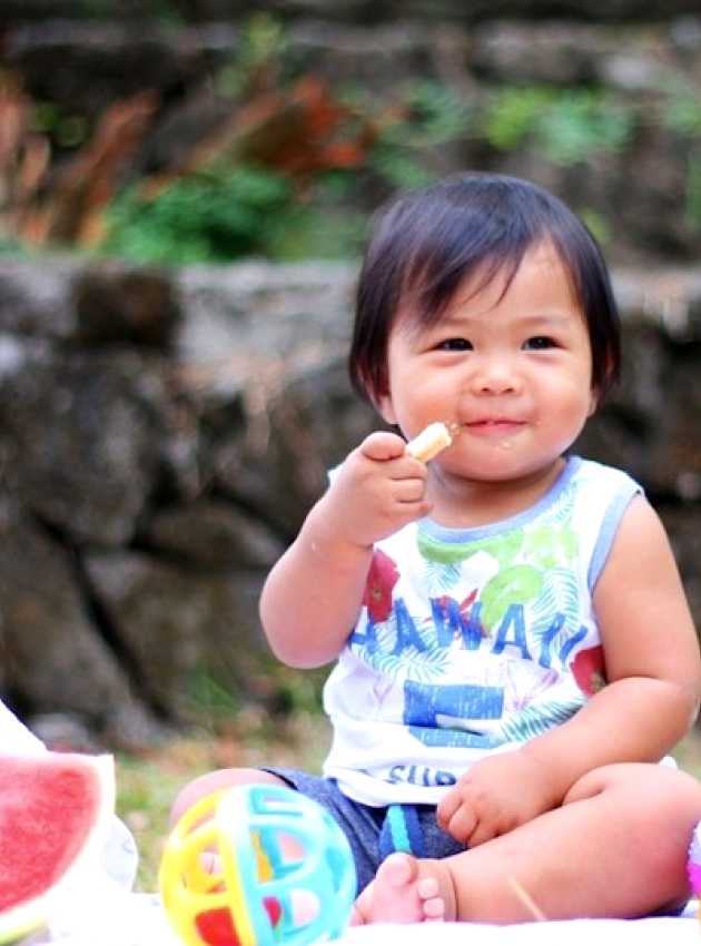 enfant qui mange lors d'un picnic