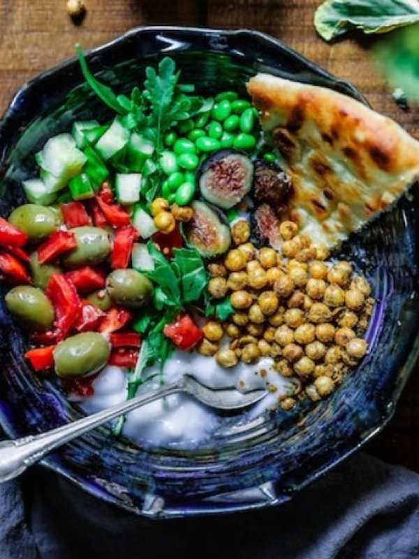 bol de légumes avec pois chiche concombre tomate et pain naan
