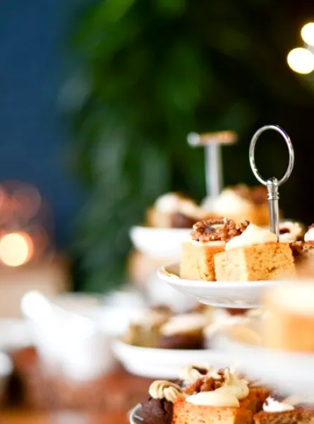 petits gâteaux sur plateaux