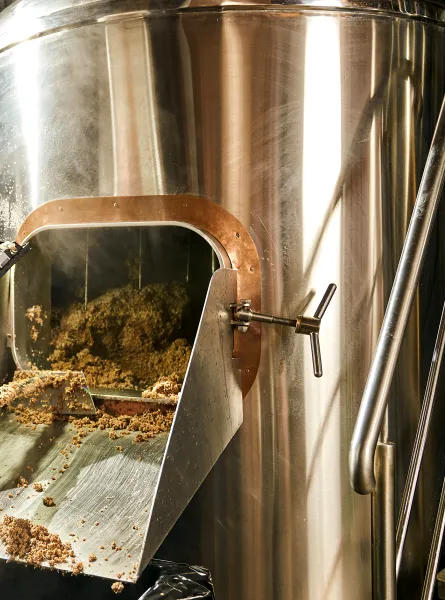 Homme brassant la bière