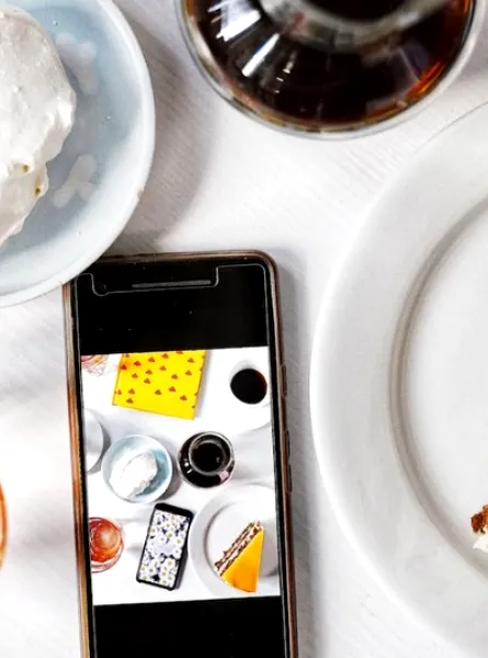 un téléphone intelligent entouré de nourritures et boissons