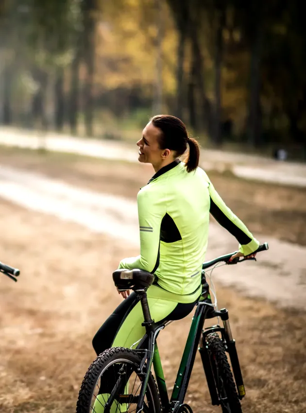 Couple de cyclistes qui mangent - Couple of cyclist eating a snack