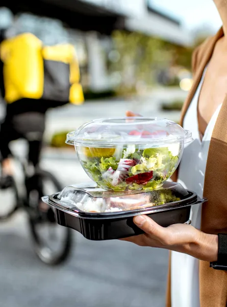 Businesswoman holding a takeout salad - Femme d'affaires tenant une salade à emporter