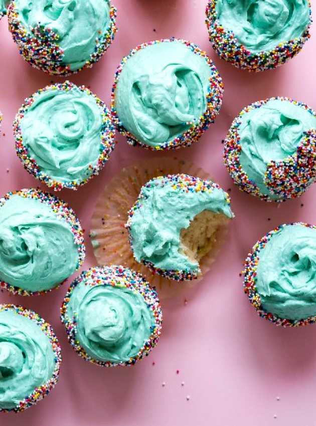 cupcakes turquoises avec confettis 