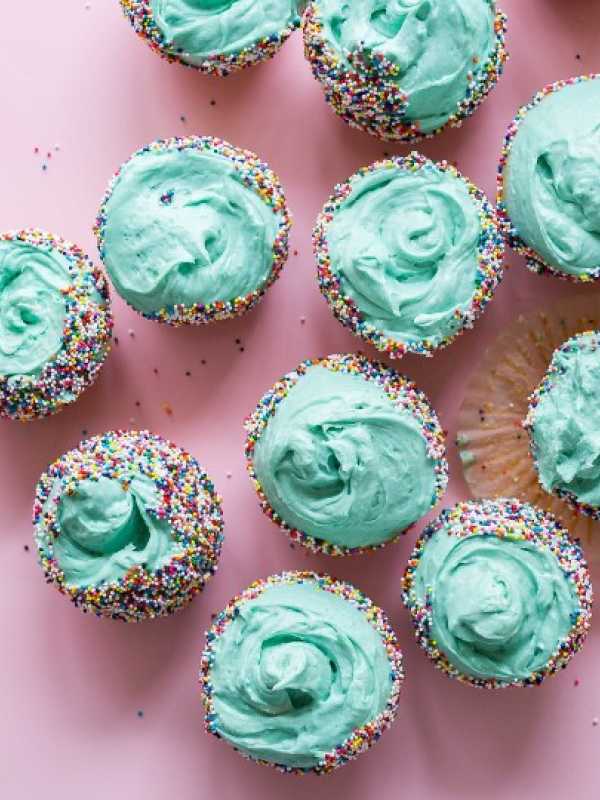 cupcakes turquoises avec confettis 