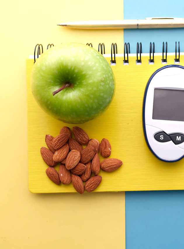 Glucomètre pomme amandes et carnet de notes