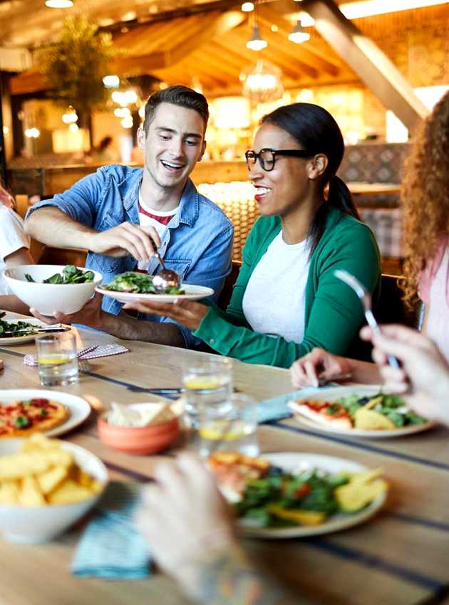 Amis qui mangent au restaurant café - Friends eating at the restaurant café