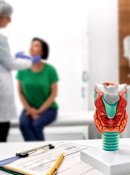 médecin palpe le cou de la femme pour le diagnostic des maladies thyroïdiennes