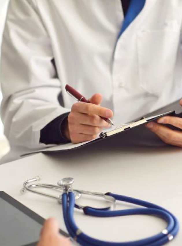 Mains d'un médecin sur un clavier d'ordinateur