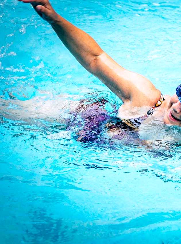 Femme agée nageant dans une piscine - Elderly woman swimming in a pool