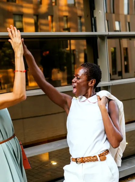 Deux femmes souriantes se tapent dans la main - Two smiling women giving a high five
