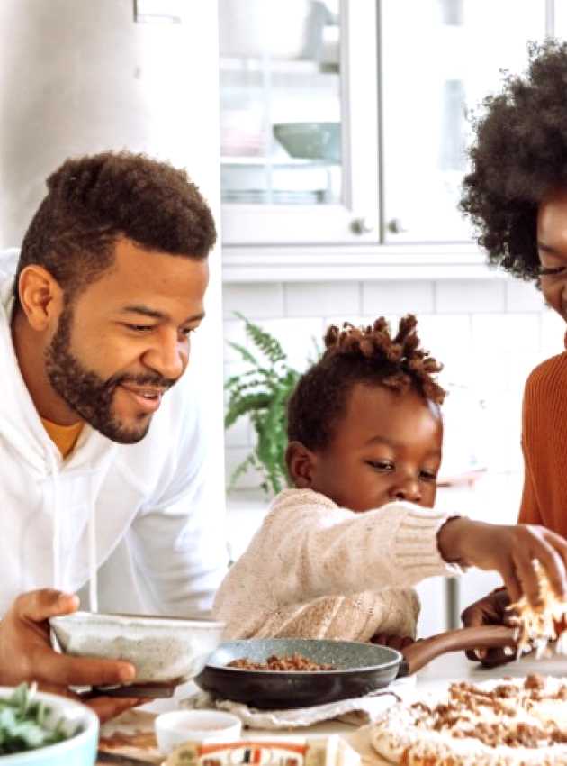 famille qui cuisine