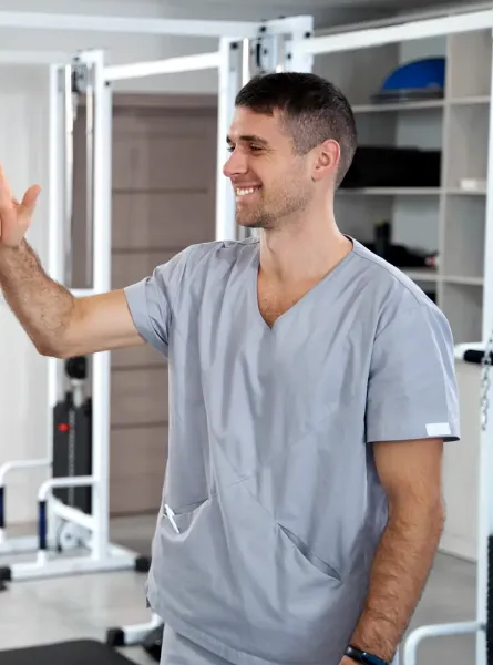 Physiothérapeute sourit et fait un high five avec une jeune femme - A physiotherapist smiles and gives a high five to a young woman
