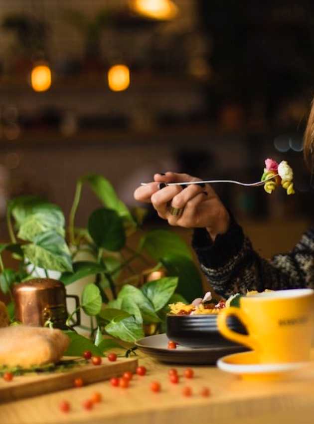 femme qui mange des légumes 