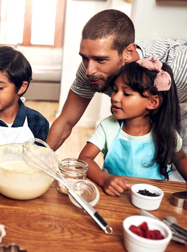 Famille cuisinant des pâtisseries - Family baking