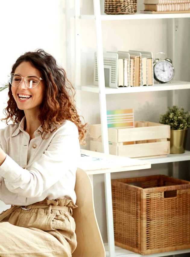 regardant téléphone - Woman looking at phone