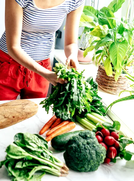 Femme avec légumes du jardin sur une table - Woman with garden vegetables on table