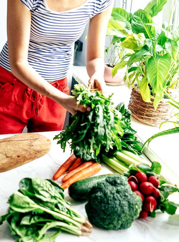 Femme avec légumes du jardin sur une table - Woman with garden vegetables on table