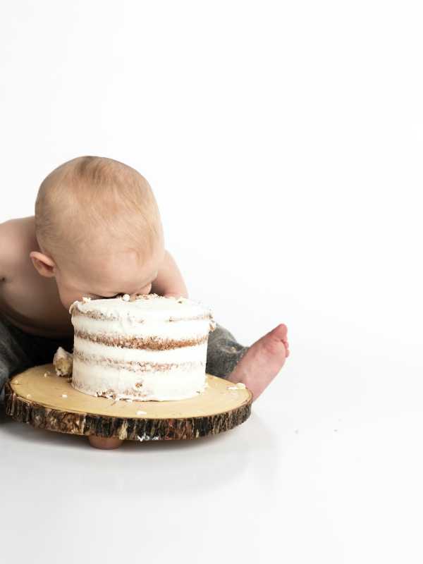bébé qui mange du gâteau