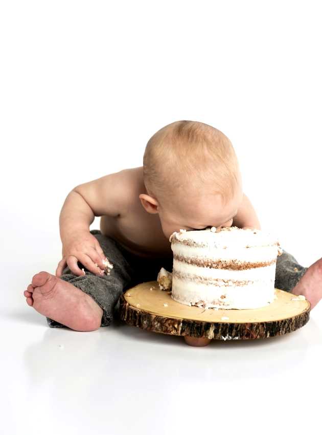 bébé qui mange du gâteau