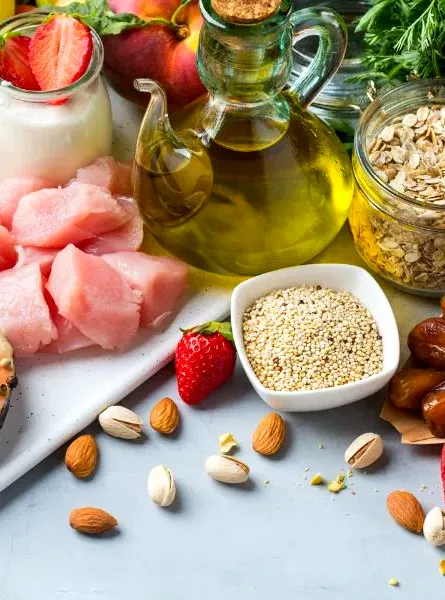 un assortiment d'aliments sains comprenant des fruits, des légumes, des noix et des œufs
