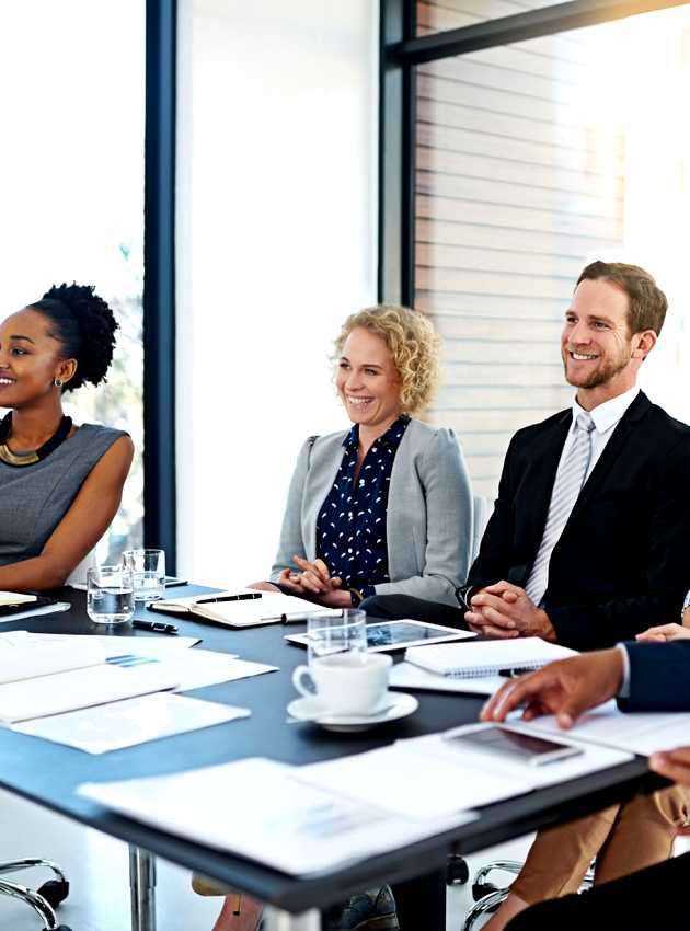 Groupe de professionnels souriants participant à une