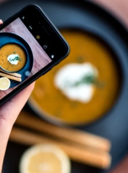 Un client qui prend une photo de son plat sur notre application