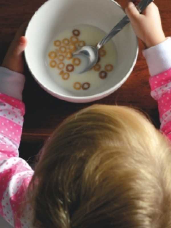 enfant mangeant des céréales