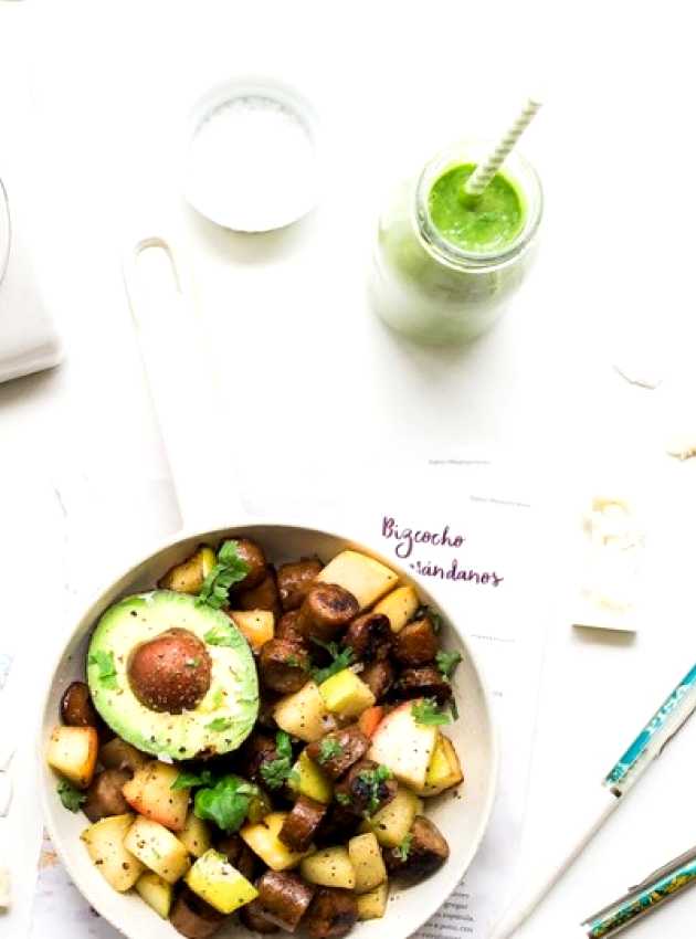 poêlée de légumes, smoothie et un téléphone sur une table blanche