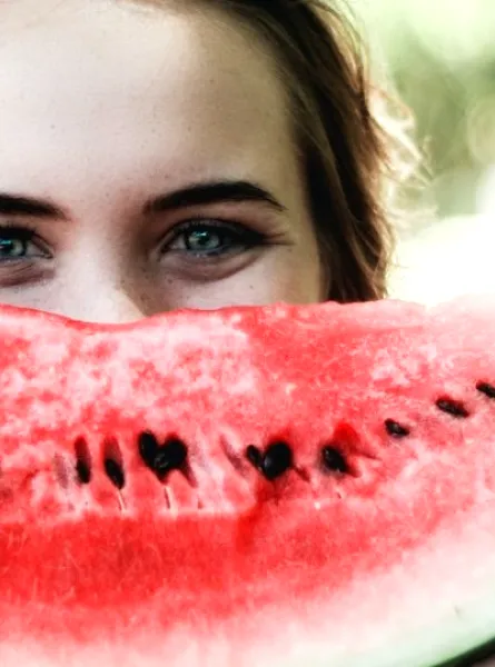 Melon d'eau qui remplace le sourire d'une femme