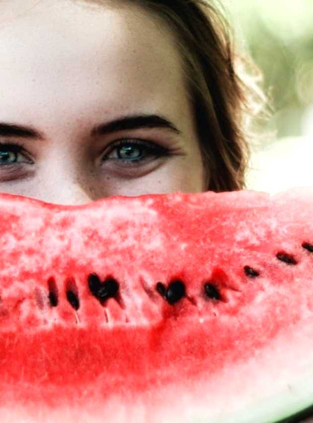 Melon d'eau qui remplace le sourire d'une femme