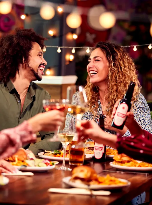 Group of friends enjoying night out - Amis autour d'un souper faisant un toast