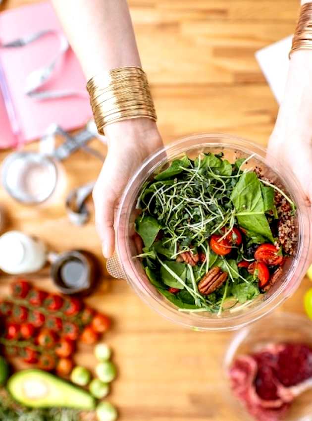 a person is holding a bowl of fresh vegetables and fruits nutritionist dietitian nutritionniste diététiste st-jean richelieu une personne tient un bol de légumes et de fruits frais