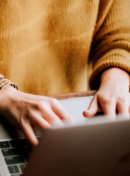 Diététiste qui travaille sur son laptop