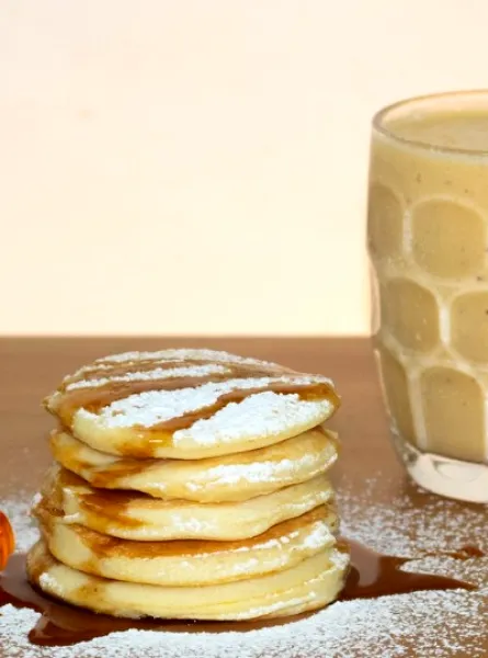 crêpes avec sirop d'érable et un latte