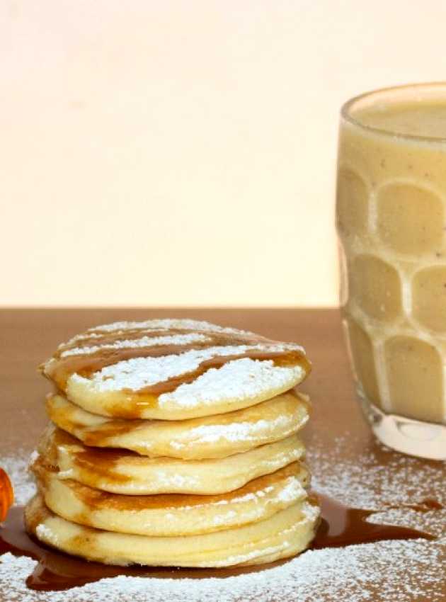 crêpes avec sirop d'érable et un latte