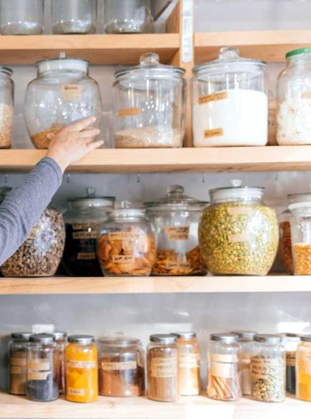 pots d'ingrédients secs dans un garde-manger 