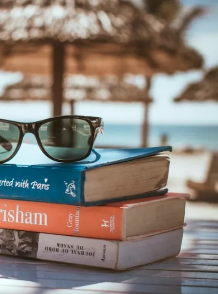Pile de livres avec vue sur la mer 