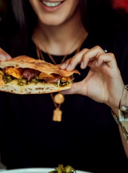 Dame qui mange un sandwich en pleine conscience au restaurant